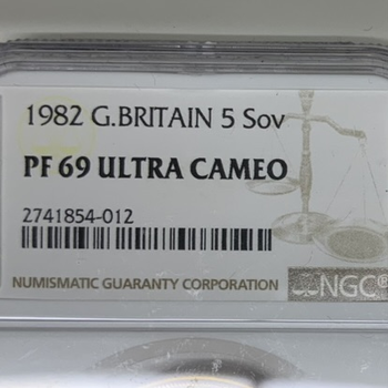 ●一点モノ● 英国 1982年　KM924 エリザベス2世　熟年型 5ポンド金貨 プルーフ 【NGC：PF69 ULTRA CAMEO】